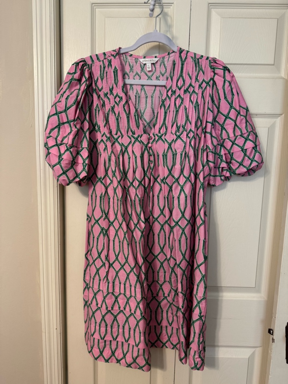 CROWN & IVY | Pink & Green Geometric Puff Sleeve Dress